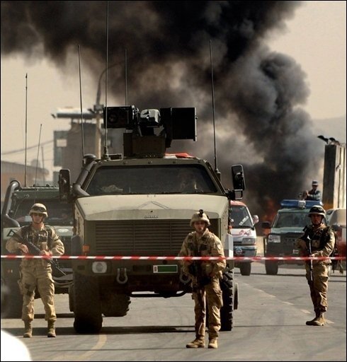 Drei Tote bei Anschlag auf NATO-Stützpunkt in Kabul - Bei einem Selbstmordanschlag vor einem NATO-Stützpunkt in der afghanischen Hauptstadt Kabul sind drei Zivilisten getötet worden. Taliban bekannten sich zu dem Anschlag, der die in Kabul wachsende Bedrohung durch Aufständische verdeutlichte.