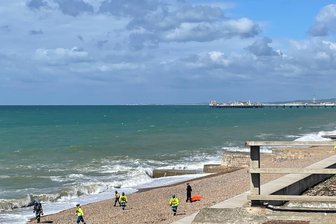 Drei tote Frauen vor englischer Küste geborgen - Zahlreiche Einsatzkräfte sind am Strand in Brighton eingetroffen.