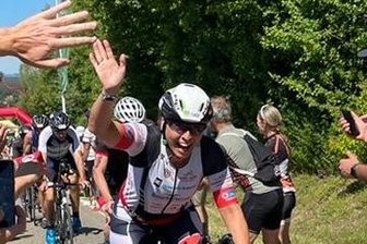 Drei Triathleten und die Königsdisziplin - Daniela Schweizer-Theodor am berühmten Solarer Berg auf der Radstrecke von Roth. 