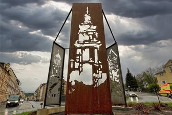 Drei-Türme-Motiv am Auerbacher Kreisverkehr aufgestellt - Diese drei Stelen zieren jetzt den Kreisverkehr an der Kaiserstraße und Willy-Brandt-Straße.