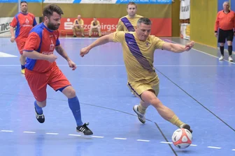Drei Turniere an einem Tag: Fußballer aus dem Erzgebirge lassen den Ball laufen - Der SV Alberoda um Marcus Reh (l.) – hier gegen Zschorlaus Thomas Groß – ist im Turniermodus.