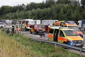 Drei Unfälle auf der A 4 bei Hohenstein-Ernstthal: Retter bekommen unverhofft Unterstützung von einer Ärztin, die im Stau steht - Die Rettungskräfte mussten sich um fünf Verletzte kümmern. Sie erhielten Unterstützung von einer Ärztin, die im Stau stand.