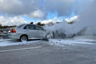 Drei Unfälle auf der A 4 in Richtung Dresden: Mehrere Verletzte - Die Feuerwehren von Hainichen und Schlegel beim Löschen eines Fahrzeugbrands auf der A 4.