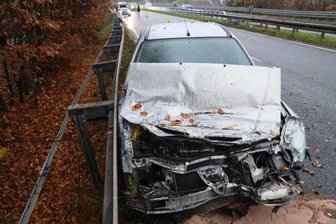 Drei Unfälle fast zeitgleich auf der B 173 nahe Niederwiesa - Der Renault war offenbar auf glatter Fahrbahn ins Schleudern geraten und in die Leitplanke geprallt.