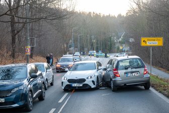 Drei Unfälle in kurzer Zeit auf der B 92 in Plauen: Vollsperrung nach gut drei Stunden wieder aufgehoben - Auf der Oelsnitzer Straße in Plauen gab es am Mittwochfrüh mehrere Kollisionen.