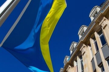Drei Unterkünfte für Ukraine-Flüchtlinge geplant - Die Ukraine-Flagge vor dem Landratsamt als Zeichen der Solidarität: Mehr als 400 Flüchtlinge sind bisher im Kreis angekommen. 