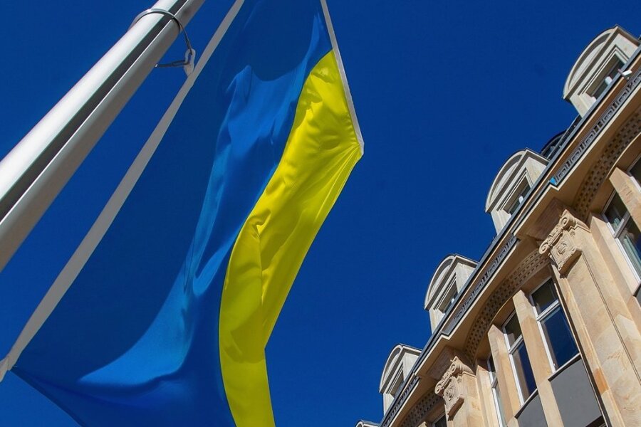 Drei Unterkünfte im Vogtlandkreis für Ukraine-Flüchtlinge geplant - Die Ukraine-Flagge vor dem Landratsamt als Zeichen der Solidarität: Mehr als 400 Flüchtlinge sind bisher im Kreis angekommen. 