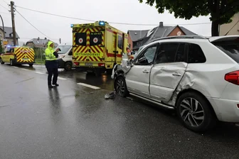Drei Verletzte auf Bundesstraße im Erzgebirge: Auto und Sattelschlepper kollidieren - Bei dem Unfall wurde der Fahrer des Renault verletzt.