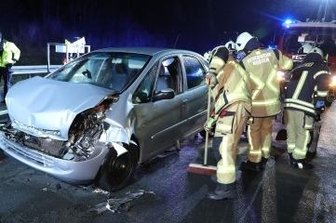 Drei Verletzte bei Auffahrunfall auf A4 - Mitglieder der Freiwilligen Feuerwehren Nossen und Deutschenbora nahmen ausgetretene Betriebsstoffe am Unfallort auf.