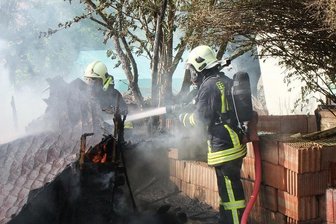 Drei Verletzte bei Brand in Cainsdorf am 1. Mai - Die Feuerwehr ist am Freitagvormittag zu einem Brand in Cainsdorf ausgerückt.