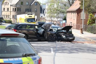 Drei Verletzte bei Frontal-Zusammenstoß in Chemnitz - Gegen 12.30 Uhr stießen auf der Zwickauer Straße zwei Autos frontal zusammen.
