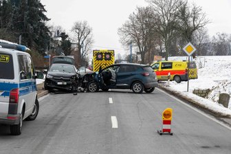 Drei Verletzte bei Frontalcrash bei Gröblitz - Am Montagvormittag stießen auf der Mittweidaer Straße zwei Pkw frontal zusammen.