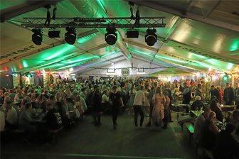Drei Verletzte bei Oktoberfete in Halsbrücke: Polizei ermittelt wegen Schlägerei - Auf der Oktoberfete in Halbsrücke kam es in der Nacht zu einer Auseinandersetzung.