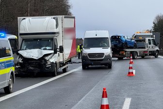Drei Verletzte bei schwerem Verkehrsunfall auf der A 72 im Vogtland - Die A 72 ist im Vogtland in Fahrtrichtung Hof für rund drei Stunden gesperrt gewesen.