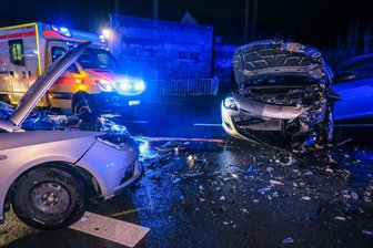 Drei Verletzte bei Unfall an Auer Bahnhofsbrücke - Ein Opel und ein Seat sind auf der B169 in der Kurve vor der Bahnhofsbrücke zusammengestoßen.