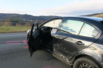 Drei Verletzte bei Unfall auf Autobahnzubringer - Zeugen gesucht -