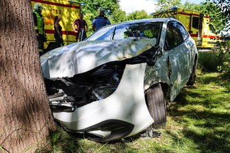 Drei Verletzte bei Unfall im Erzgebirge - Krankenwagen kommt zufällig vorbei - In Lauter endete die Fahrt eines Pkws an einem Straßenbaum.