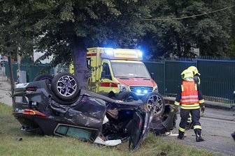 Der Kia blieb nach dem Unfall auf dem Dach liegen.