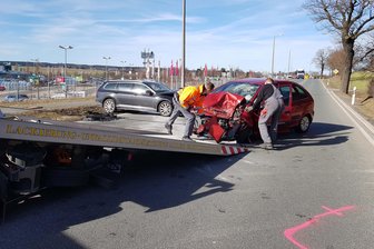 Drei Verletzte bei Unfall in Plauen - Ein Citroen und ein VW sind auf der Pausaer Straße kollidiert.
