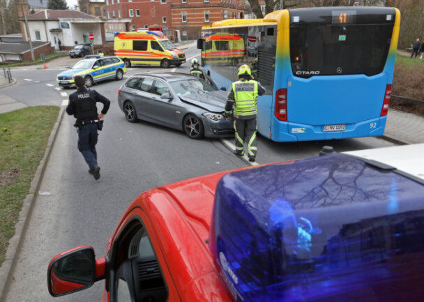 Drei Verletzte bei Unfall mit Linienbus in Hohenstein-Ernstthal - 