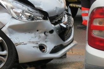 Drei Verletzte bei Zusammenstoß - Auf der Bundesstraße 101 in Lauter gab es am Freitag einen schweren Unfall. Dabei wurden drei Personen verletzt.