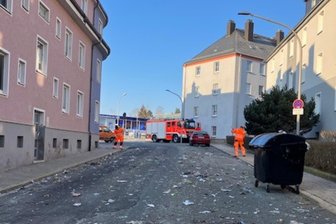Drei Verletzte nach Explosion in einem Müllfahrzeug in Hof - Die Schollenteichstraße nach der Explosion in einem Müllauto.