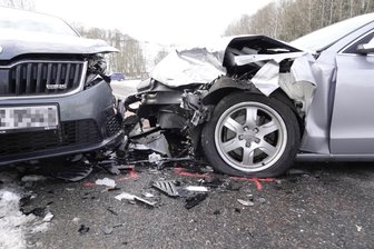 Drei Verletzte nach Frontalkollision -
