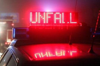Drei Verletzte nach Unfällen auf glatter Straße -