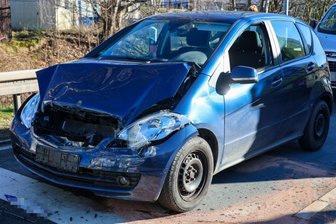 Drei Verletzte nach Unfall auf der B 93 im Erzgebirge - Der Mercedes wurde durch den Aufprall schwer beschädigt.