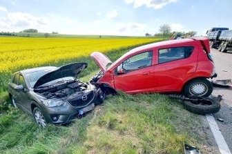 Drei Verletzte nach Zusammenstoß - Zwei Autos landeten bei dem Unfall im Straßengraben. 