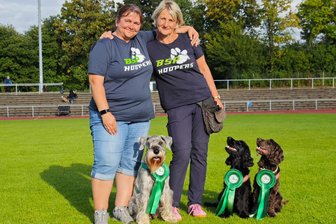 Drei Vierbeiner des Annaberger Hundesportvereins punkten auf nationaler Ebene - Nadine Marschall (links) schnitt mit Uka ebenso gut ab wie Kerstin Schulze mit Rosa und Polly.