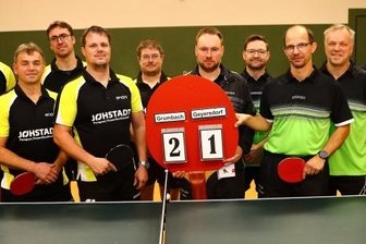 Drei von vier Derby-Teilnehmern schreiben sich Punkte gut - Thomas Tobschall, Heiko Bräuer, Rainer Tobschall, Jiri Rödling, Dominik Gräfling und Ringo Gläser vom TTV Grumbach sowie André Otto, Lars Bräuer, Stev Landrock, Ullrich Laukert, Julien Schreiter und Jochen Vießmann vom Geyersdorfer SV (v. l.) haben sich im Derby 8:8 getrennt.