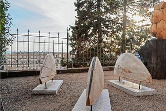 Drei "Walgesänge" aus Eiche vor der Kleinen Galerie in Hohenstein-Ernstthal - Vier Holzskulpturen von Susann Schade werden vor der "Kleinen Galerie" in Hohenstein-Ernstthal gezeigt.