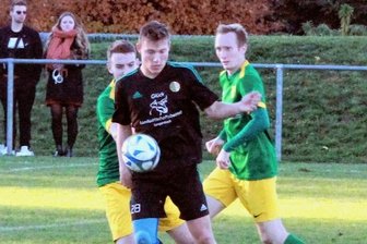Drei wichtige Punkte - A-Jugend-Spieler Levi Strobel (vorn) kam nach etwa einer Stunde für Patrick Planer ins Spiel und agierte im Angriff der Gastgeber. 