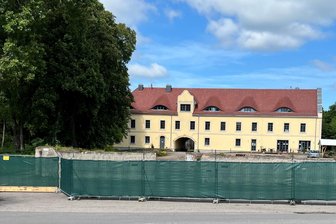 Drei Wochen nach der Beschlagnahme: Bund sichert Kanzleilehngut Halsbrücke mit Stacheldraht und Kameras - Das Kanzleilehngut wird jetzt vom Bundesverwaltungsamt betreut. Die Kölner Behörde hat das Anwesen eingezäunt.