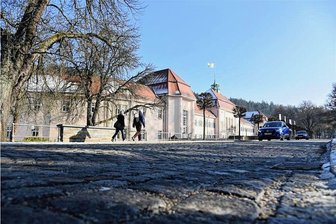 Drei Wochen Vollsperrung nach Bad Elster - Die Pfalstersteine im Bereich des Albertbades an der Badstraße in Bad Elster werden entfernt.