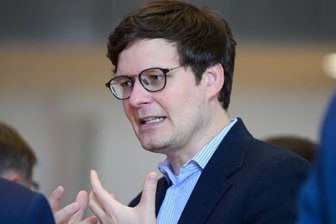 „Drei Zeilen am Jahresende“: Doch keine Entlastung für Sachsens Lehrer bei Zeugnissen - Sachsens Kultusminister Conrad Clemens (CDU).