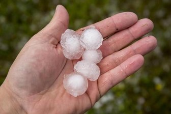 Drei Zentimeter große Hagelkörner bei Gewitter in Bärenstein niedergegangen -