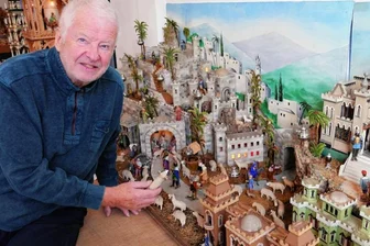 "Dreidimensionales Puzzle" bereichert Weihnachtsschau - Nach wochenlanger Puzzlearbeit setzt Eckart Holler eine der letzten Figuren auf den Berg.