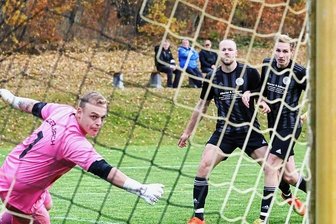 Dreierpack entscheidet Derby - Toni Döge (Zweiter von rechts) wurde für seinen VfB Schöneck im Derby zum Matchwinner. Hier kann Erlbachs Torhüter Tim Seidler nur zusehen, wie der Ball zum 2:2 im Tor landet. Am Ende sollte Döge beim 4:2-Sieg dreifach treffen. 
