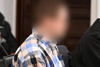 Dreifach-Axtmord im Vogtland: Beste Freundin der Mutter warnte schon seit Jahren - Am Donnerstag fällt für einen 28 Jahre alten Mann aus Tirpersdorf das Urteil. Er ist angeklagt, seine Mutter, Oma und Opa ermordet zu haben.