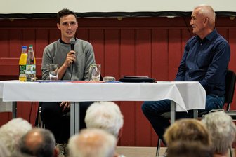 Dreifacher Olympiasieger plaudert in Mittweida über seinen Job als DSV-Trainer und das Studium - Eric Frenzel plauderte am Dienstagabend über seinen Trainerjob bei den deutschen Kombinierern und über das Studium in Mittweida. Moderiert wurde der Abend von Klaus Mehnert, dem ehemaligen Leiter des Hochschulsports.