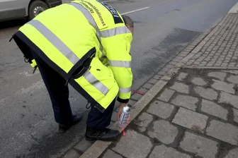 Dreijährige in Chemnitz von Auto erfasst - Polizisten waren am Dienstagnachmittag damit beschäftigt, die Unfallstelle zu markieren.