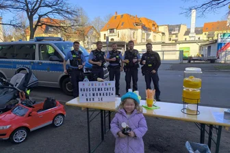 Dreijährige Julia aus Zwickau erobert mit Limo-Verkauf für ihren Traum alle Herzen - Julias Limo-Stand an der Franz-Mehring-Straße in Zwickau war ein Riesenerfolg. Sogar einige Polizisten aus dem Revier Zwickau kamen und schenkten ihr einen Teddy.