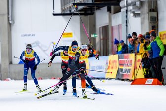 Dreikampf in Oberhof: So lief der große Formtest für die Skilangläufer des VSC Klingenthal - Saskia Nürnberger vom VSC Klingenthal führt in diesem Lauf des Skihallensprints von Oberhof das Feld an.