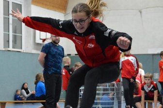 Dreikampf statt Kegelabend - Larissa Hartmann bei der Landung im Dreierhopp. Die 11 Jahre alte Oelsnitzerin beendete den Dreikampf in ihrer Altersklasse als Zweite hinter Hanna Schubert. 