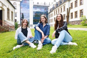 Dreimal 1,0 am Lichtensteiner Gymnasium – Was haben die schlauen Frauen in Zukunft vor ? - Leonie Erler, Lisa-Maria Vogel und Frieda Ickrath (v. l.) haben am Lichtensteiner Gymnasium das Abi mit 1,0 gemacht.