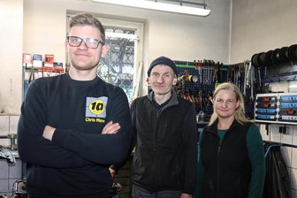 Dreimal 25 Jahre in Reinsdorf: Warum eine Familie gleich dreimal feiern kann - Die nächste Generation steht beim Kfz-Meisterbetrieb Chris Meyer in Reinsdorf schon in den Startlöchern (von links): Einar, Chris und Silke Meyer.