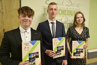Dreimal Abi mit 1,0 in Schöneck: Bleiben Top-Schüler dem Vogtland treu? - Marlon Biallek (links) und Mika Bölter haben das Abitur mit 1,0 abgelegt, Verena Köhler hat die Oberschule mit 1,0 abgeschlossen.