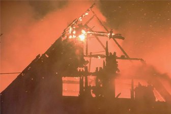 Dreiseithof-Brand im Februar in Zethau: Verfahren eingestellt - Flammen schlugen am 19. Februar 2021 aus dem Dachstuhl des Wohngebäudes an der Alten Dorfstraße in Zethau. Zwei Männer und zwei Kinder konnten sich selbst retten. Foto: Marcel Schlenkrich/Archiv